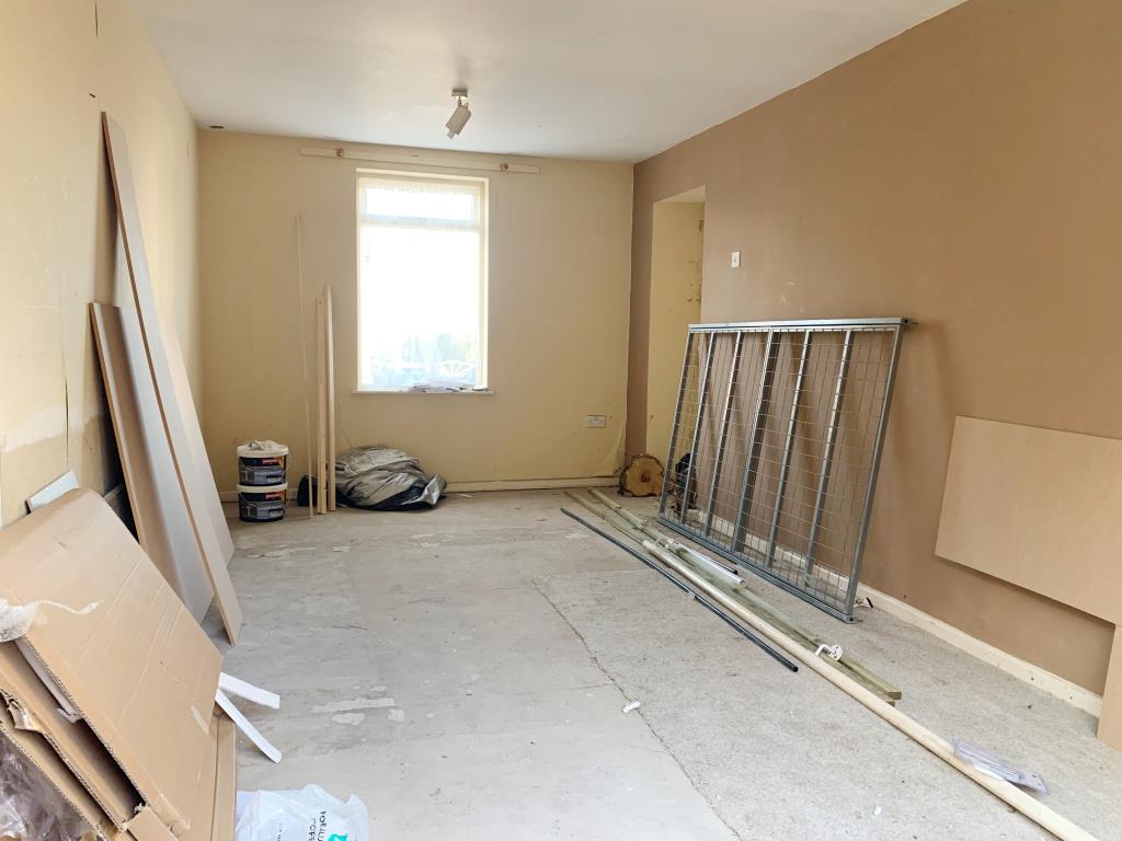 Lot: 20 - END-TERRACE PROPERTY WITH PLANNING FOR TWO-BEDROOM DWELLING - Living room in need of renovation.